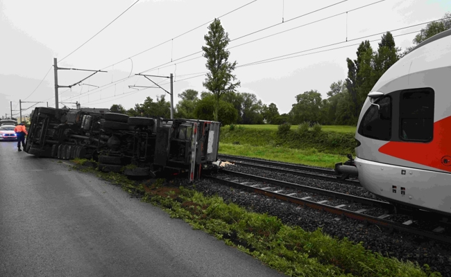 Lastwagen kippt auf Bahngleise und legt Zugverkehr lahm