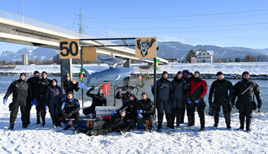 16 Mitglieder der Tauchgruppe Widnau liessen sich im kalten Rhein von Kriessern nach Widnau treiben