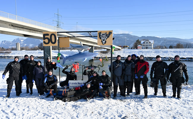 16 Mitglieder der Tauchgruppe Widnau liessen sich im kalten Rhein von Kriessern nach Widnau treiben