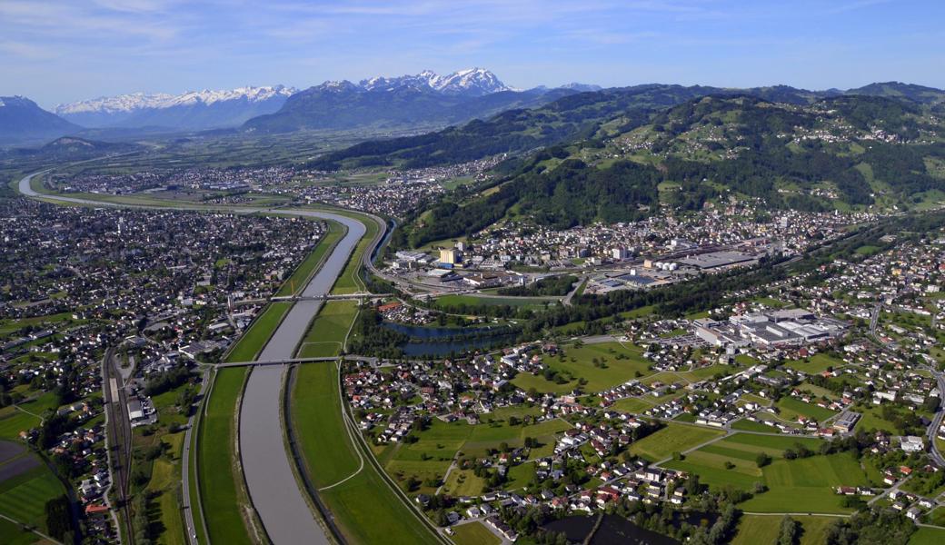 Der Rhein auf Höhe Lustenau, Höchst und St.Margrethen: Rheintaler SVP-Kantonsräte würden Rhesi und Autobahnverbindung voneinander abhängig machen,  damit es bei letzterem Projekt endlich vorwärts geht.