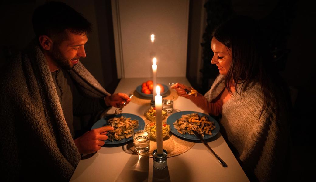 Kerzenlicht ist romantisch, unter der Decke ist's kuschelig ... Es kommt aber der Punkt, an dem man einen Stromausfall behoben haben möchte.