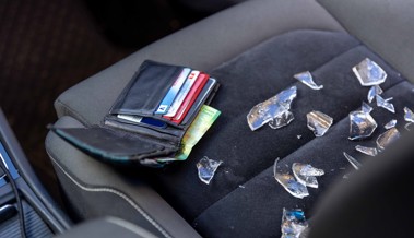Zwei Personen nach mehreren Fahrzeugeinbrüchen festgenommen