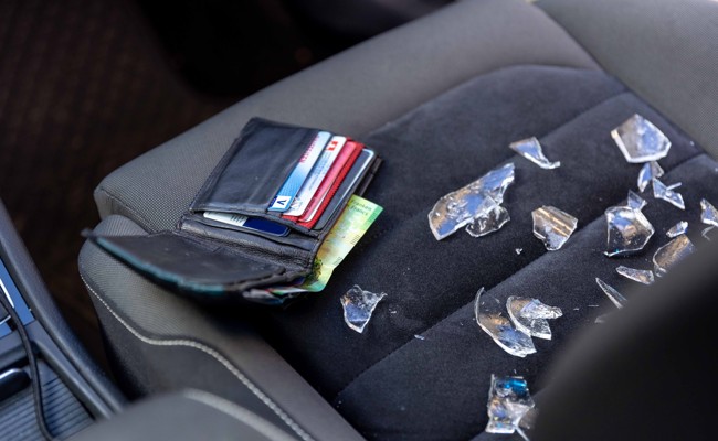 Zwei Personen nach mehreren Fahrzeugeinbrüchen festgenommen