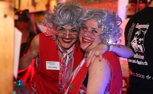 Der STV Eichberg bat beim Maskenball zur Kasse - im übertragenen Sinn