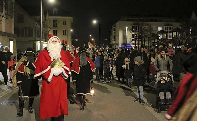 Klauseinzug: Kläuse verteilen 400 Säckli an die Kinder