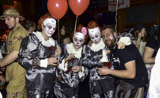 Clowns, Papageien oder Vogelscheuchen: In der Progy-Halle tanzten allerlei Kreaturen