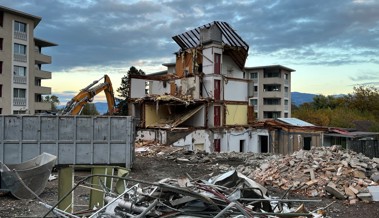 Der grosse Abbruch: Bagger nehmen das Haus Blumenfeld auseinander