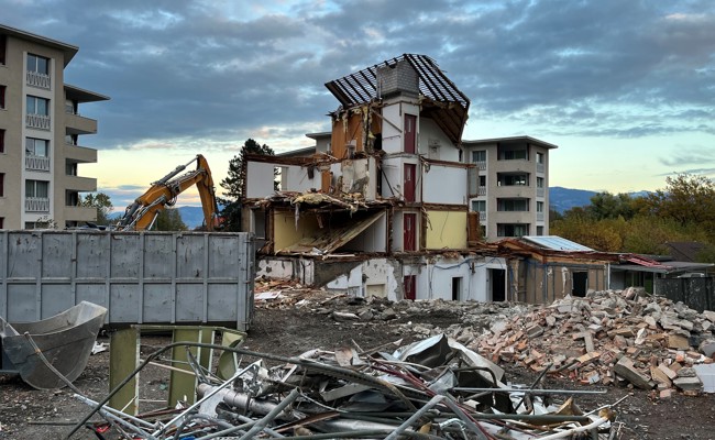 Der grosse Abbruch: Bagger nehmen das Haus Blumenfeld auseinander