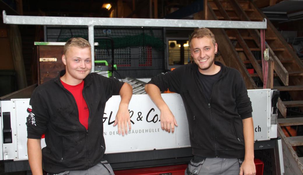 Pascal Steiger (links) und Pascal Sieber haben an vier Tagen mit vollem Einsatz geholfen, vom Hagel zerstörte Dächer behelfsmässig wieder zu decken.  Pascal Steiger (links) und Pascal Sieber haben an vier Tagen mit vollem Einsatz geholfen, vom Hagel zerstörte Dächer behelfsmässig wieder zu decken.