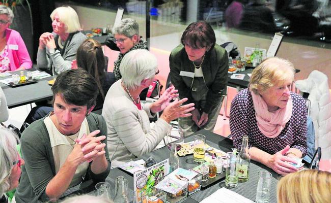 Spärliches Interesse an stark besetztem Podium