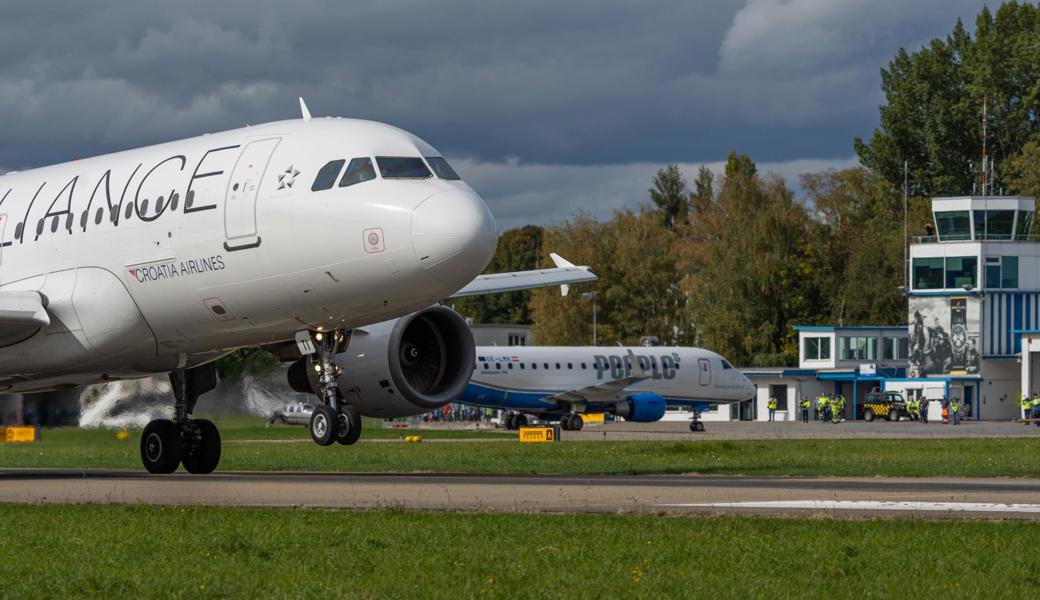 Ein Airbus A319-112 der Croatia Airlines auf dem Flugplatz Altenrhein. 