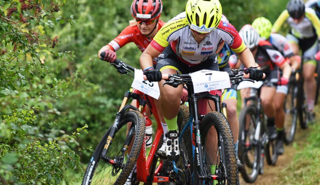 Hier liegt Vera Schmid aus Marbach noch hinten, kurz vor dem Ziel setzte sie sich aber von Nicole Göldi (hinten) ab. Hier liegt Vera Schmid aus Marbach noch hinten, kurz vor dem Ziel setzte sie sich aber von Nicole Göldi (hinten) ab.