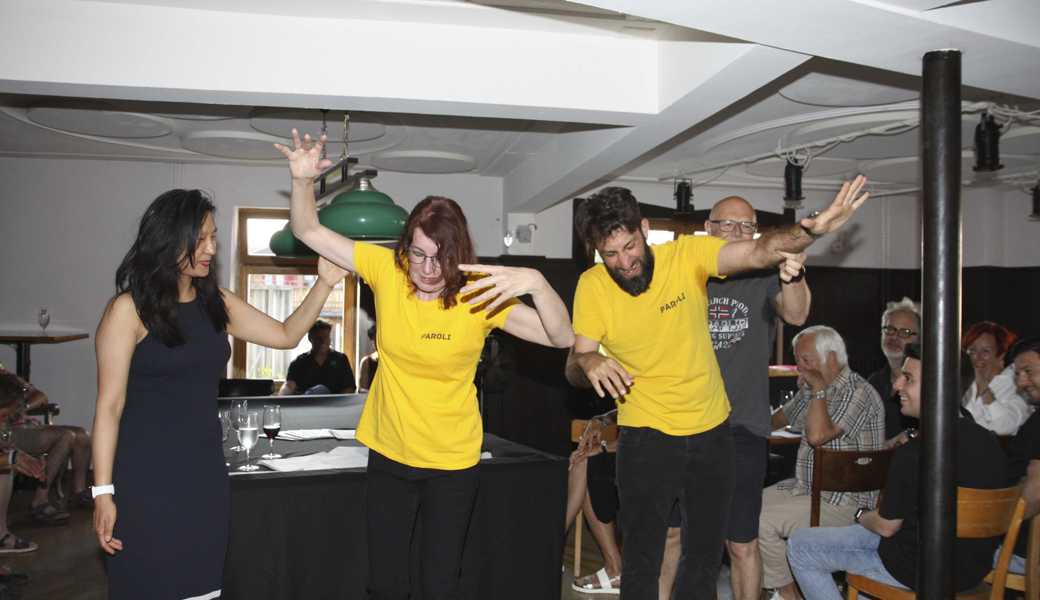 Renee Lormans und Dominik Meusburger (2. und 3. von links) zeigten, was beim Improvisationstheater alles möglich ist. 