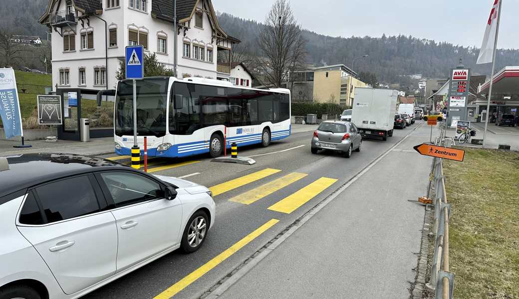 Die Bushaltestelle kurz nach Baustellenende führt zu langen Rückstaus in die Baustelle hinein. 