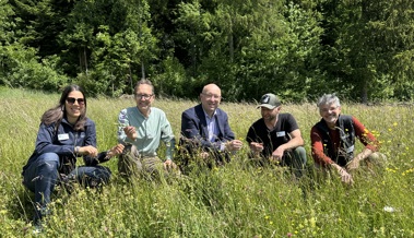 Belebte Flächen statt monotoner Rasen: Kanton macht Biodiversität sichtbar