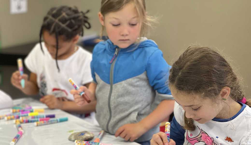 Die Kinder machen aus den Steinen kleine Kunstwerke, die sie heimnehmen oder am Rhein verteilen dürfen.