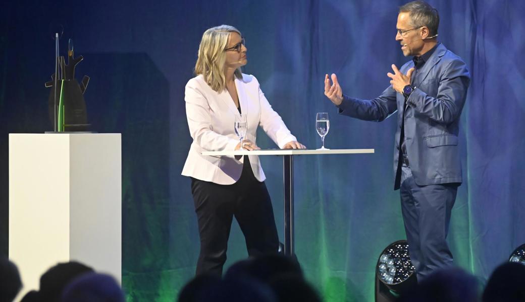 Moderatorin Sonja Hasler mit Überraschungsgast Matthias Hüppi.