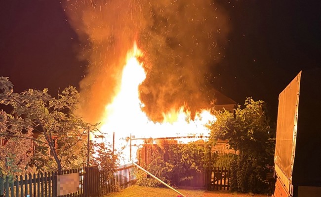 Schrebergartenhäuschen an der Feldlistrasse gerät in der Nacht in Vollbrand