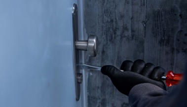 Alarm ausgelöst bei Einbruchversuch: Polizei fahndet mit Drohne und Diensthund