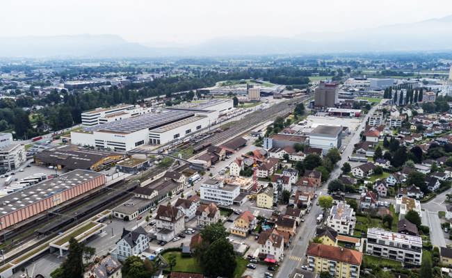 «Sama City» baut ganz auf den Bahnhof: Stadler und Schreinereischule beflügeln den Boom
