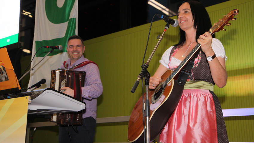 Mit dem Bergler Duo wurde nach der Versammlung gesungen, geschunkelt und getanzt.