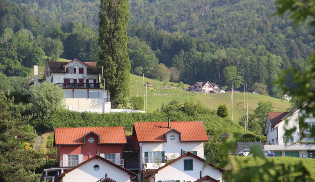 Der Sonnenhügel in Lüchingen liegt an exponierter Lage und ist wie das traditionsreiche gleichnamige Restaurant schon von weit zu sehen. Nun ist der Abbruch des Gebäudes und der Bau von vier Mehrfamilienhäusern geplant. Sie sind schon visiert.