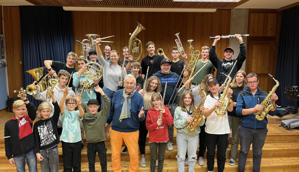 Die Jugendmusik probte ihr «Pepe Lienhard Medley» mit dem Künstler selbst. Die Jugendmusik probte ihr «Pepe Lienhard Medley» mit dem Künstler selbst.