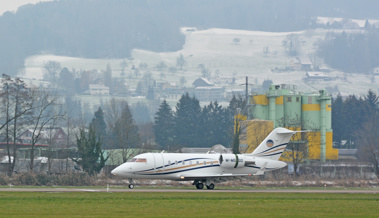 Regierung unterstützt Flugplatz im Kampf gegen Sparpläne