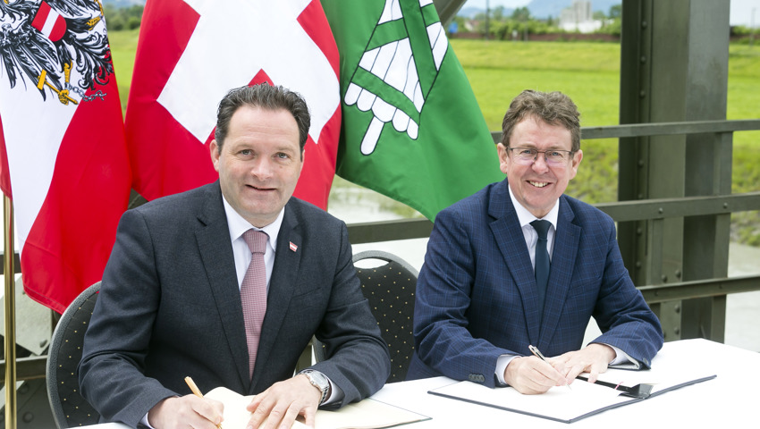 Bundesminister Norbert Totschnig und Bundesrat Albert Rösti bei der Unterzeichnung des Staatsvertrags.
