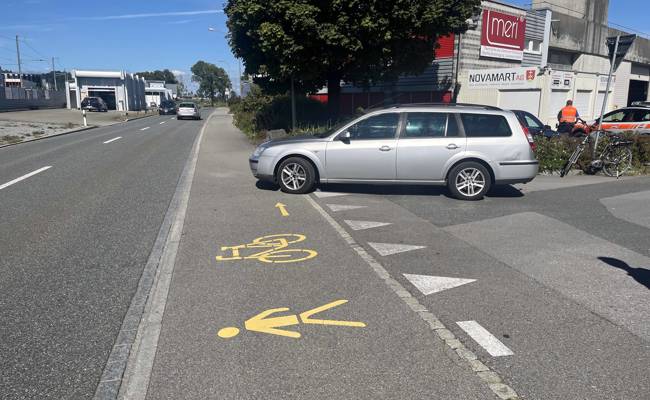 E-Bike-Fahrer stiess auf dem Velostreifen mit einem Auto zusammen