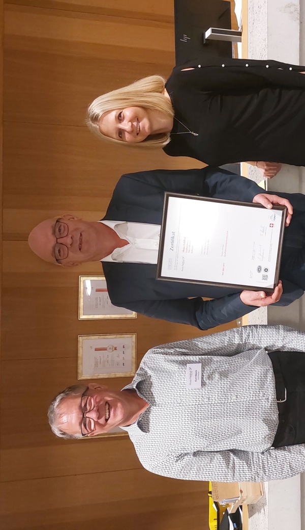 Das neue Diplom ist gültig bis November 2026  (auf dem Bild von links nach rechts: Kurt Maute (Heimleiter), Rolf Huber (Gemeindepräsident), Susanne Tetzner (Pflegedienstleiterin))