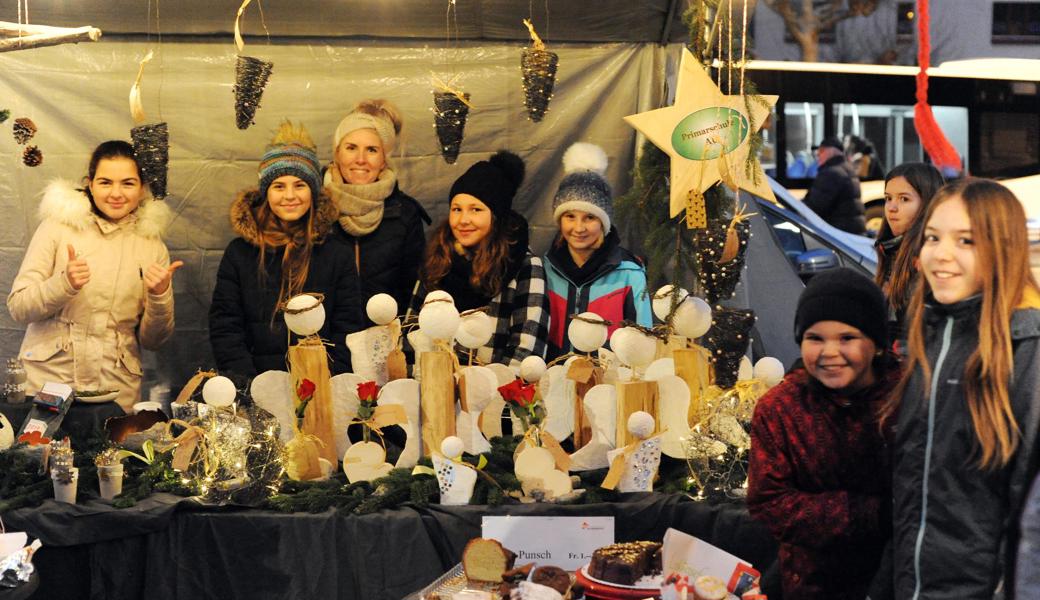 Auch die Schule hatte einen Stand am Adventsmarkt. Solches Engagement macht den Markt vielfältig und damit attraktiv.