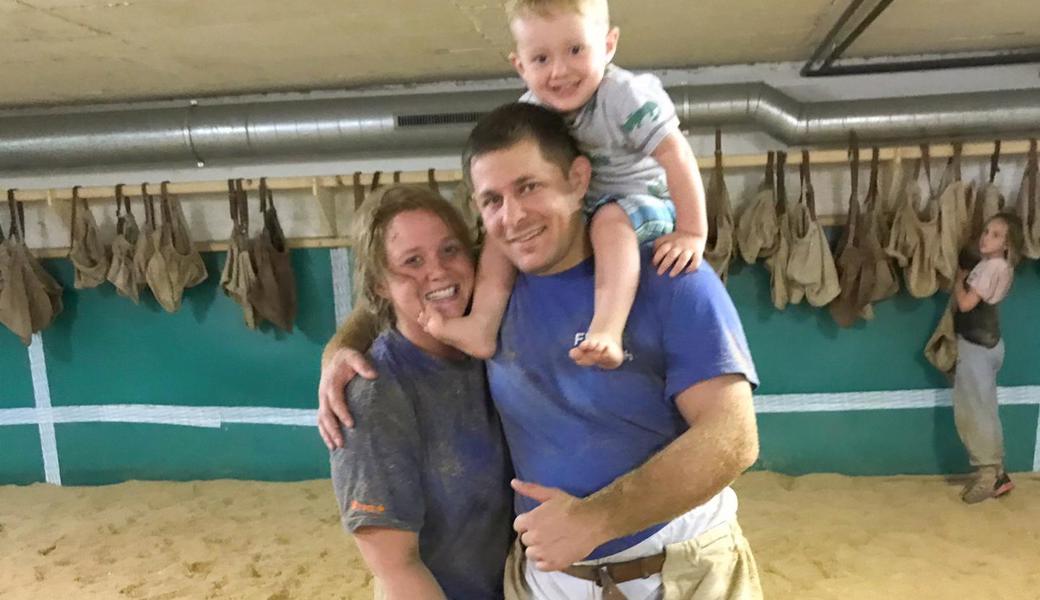 Der zweijährige Phileas und sein Papa Bruno Flück schauen mit unterschiedlicher Nervosität zu, wenn Patricia Fiechter am Sonntag im Sägemehl um einen eidgenössischen Kranz kämpft.  Der zweijährige Phileas und sein Papa Bruno Flück schauen mit unterschiedlicher Nervosität zu, wenn Patricia Fiechter am Sonntag im Sägemehl um einen eidgenössischen Kranz kämpft.