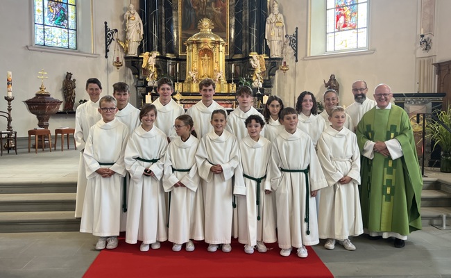 Ministrantinnen und Ministranten im Mittelpunkt