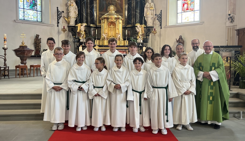 Die Ministrantenschar der Pfarrei Oberriet gemeinsam mit Pfarrer Guido Scherrer und dem Mesmerteam.