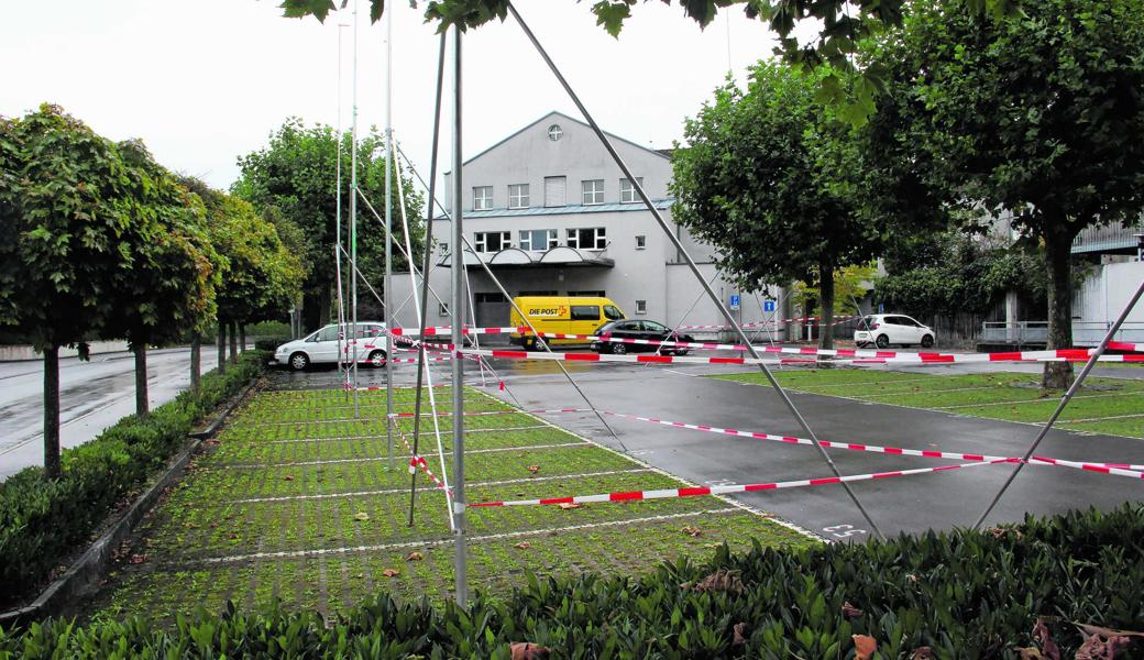 Im Geschäftshaus war bis vor sechs Jahren die Post eingemietet. Nun steht es fast leer. Was mit ihm geschieht, ist noch offen. Vorne soll ein Mehrfamilienhaus entstehen. Eine Tiefgarage besteht bereits und wurde früher von der Post genutzt.