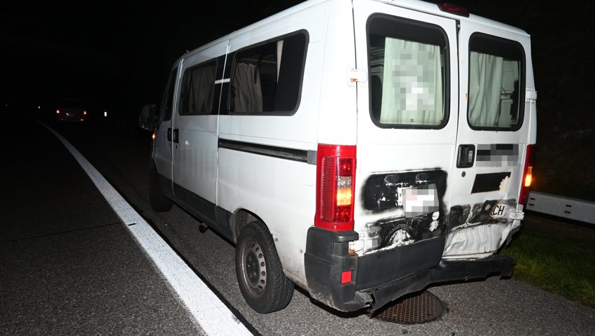 In diesen Lieferwagen fuhr der Autofahrer hinein. In diesen Lieferwagen fuhr der Autofahrer hinein.