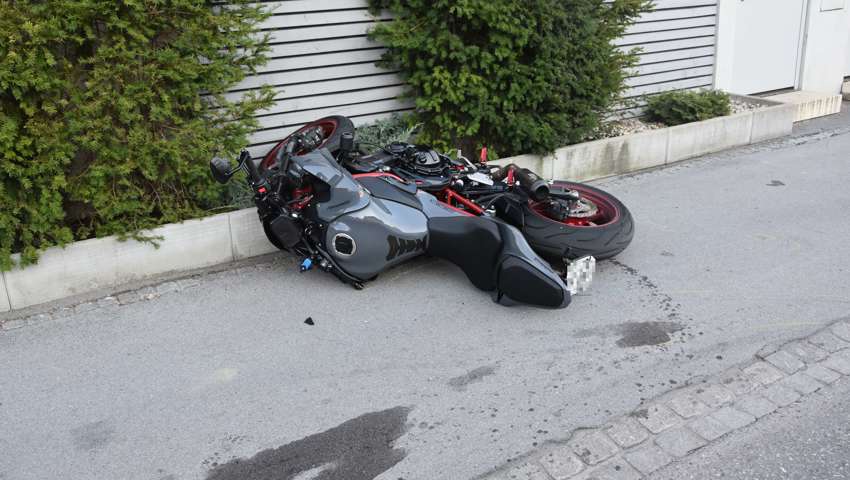Zwei Verkehrsunfälle am selben Tag: Motorrad- und Velofahrer bei Kollisionen verletzt Zwei Verkehrsunfälle am selben Tag: Motorrad- und Velofahrer bei Kollisionen verletzt