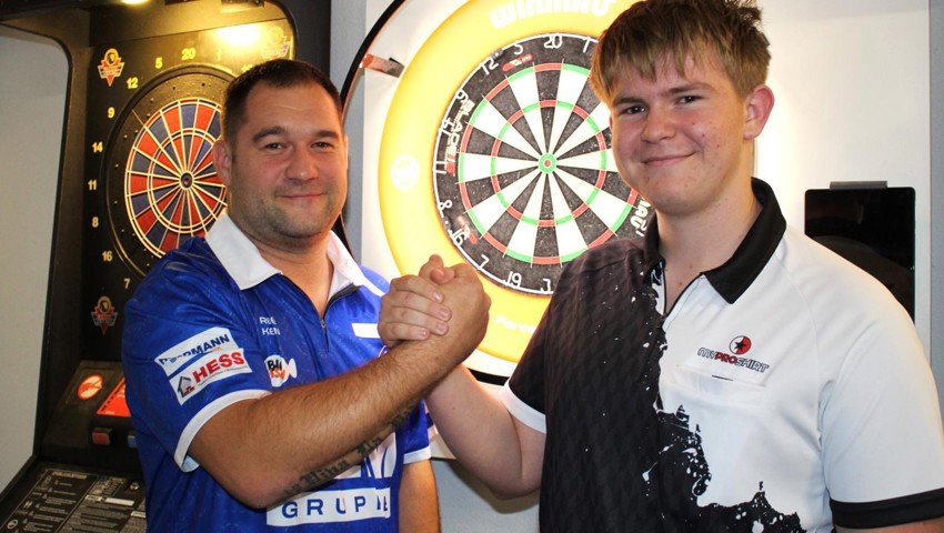 Gegenwart und Zukunft des Dartsports im Rheintal: René Kern (links) und Benji Rüegg.