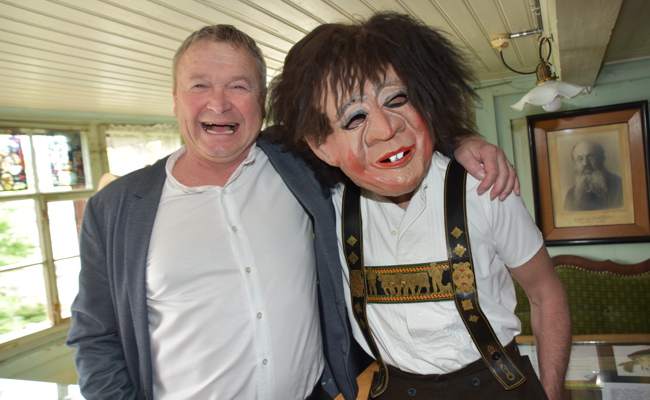 Witzwanderweg-Maskottchen Söndi an der Saisoneröffnung