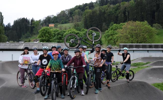Mit Mut und Muskelkraft: Frauen testen den Pumptrack und wachsen über sich hinaus
