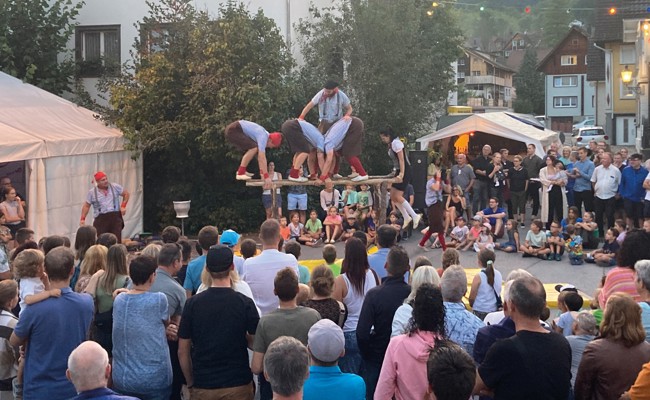 Das Gassenfest bringt Rock’n’Roll, Magie und eine Feuershow ins Dorf
