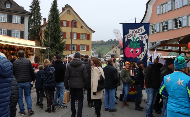 Kalt, dafür kein Regen: Jahrmarkt in Thal ist gut besucht