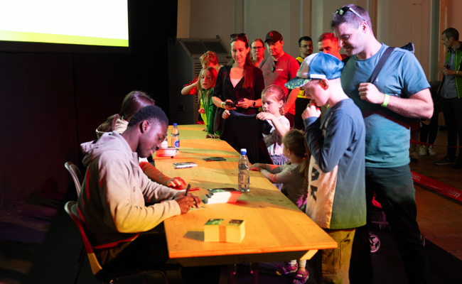 FCSG-Autogrammstunde, Konzert und Glace essen: Der Rhema-Sonntag in Bildern