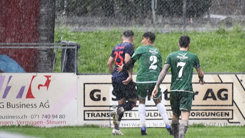 Ebenfalls ungemütlich: Starkregen während eines Spiels. Im Fussball gehört dies aber gewissermassen zum Alltag. Ebenfalls ungemütlich: Starkregen während eines Spiels. Im Fussball gehört dies aber gewissermassen zum Alltag.
