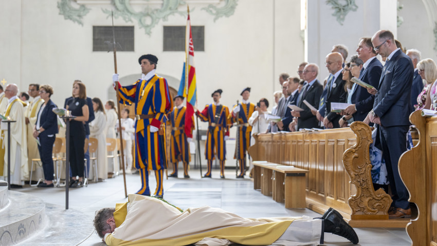 Während der Allerheiligenlitanei legte sich der künftige Bischof vor dem Altar auf den Boden. Während der Allerheiligenlitanei legte sich der künftige Bischof vor dem Altar auf den Boden.
