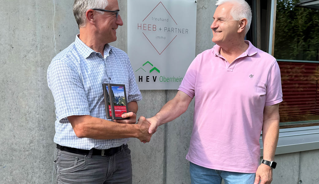 Wettbewerbsgewinner Kosmas Schneider (links) nimmt von Daniel Fischlin, Präsident des HEV Oberrheintal, den Preis entgegen.  Wettbewerbsgewinner Kosmas Schneider (links) nimmt von Daniel Fischlin, Präsident des HEV Oberrheintal, den Preis entgegen.