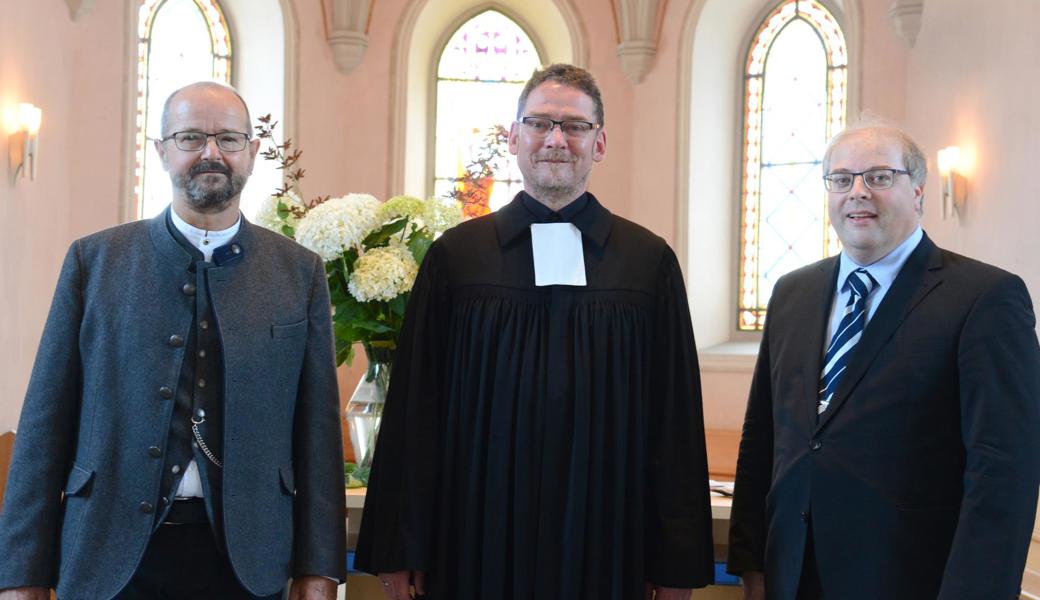 Feierliche Amtseinsetzung in der Kirche Salez, von links Pfarrer Rolf Bärtsch, Vizedekan Lars Altenhölscher und der Präsident der Kirchenvorsteherschaft, Michael Berger.