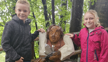 Per Wettbewerb erhielt die Holzfigur beim Eingang zur Kristallhöhle ihren Namen