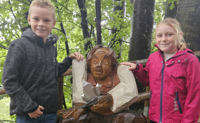 Per Wettbewerb erhielt die Holzfigur beim Eingang zur Kristallhöhle ihren Namen